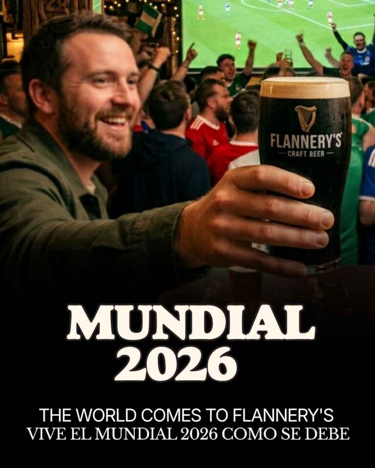 Fanáticos viendo el Mundial 2026 con cervezas artesanales en Flannery's Beer House, pub irlandés en Santiago